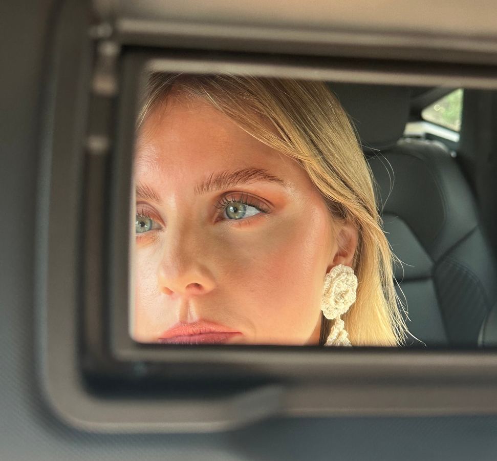Sourcils brossés vers le haut après un browlift